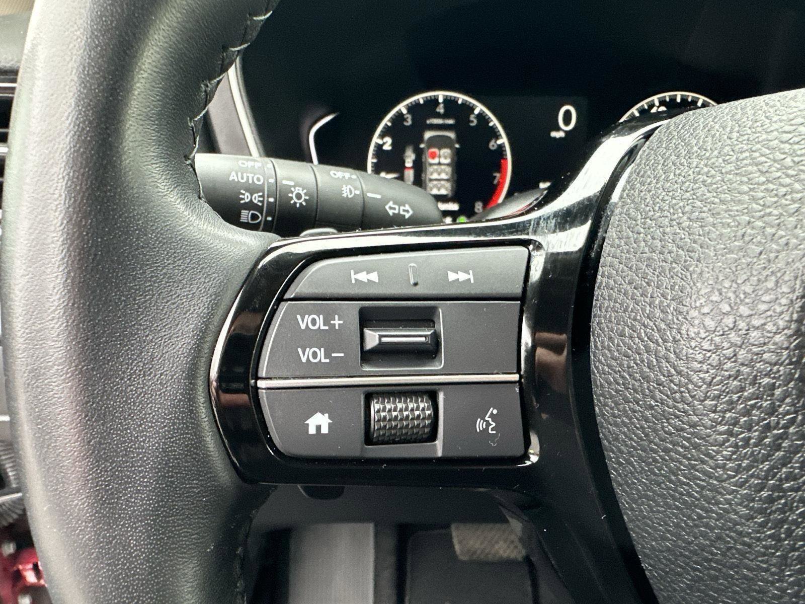 Certified 2025 Honda Pilot Touring image 15