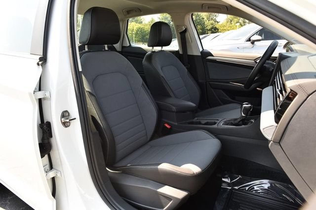 Used 2025 Volkswagen Jetta SE w/ Sunroof Package FWD image 21