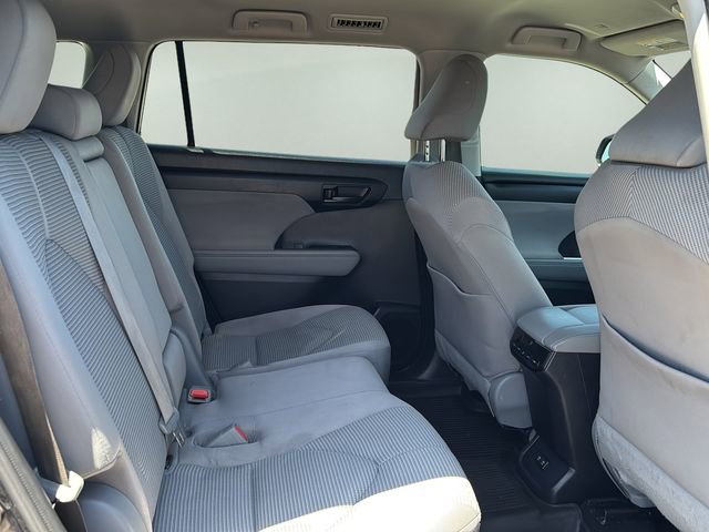 Used 2020 Toyota Highlander LE AWD/4WD image 12