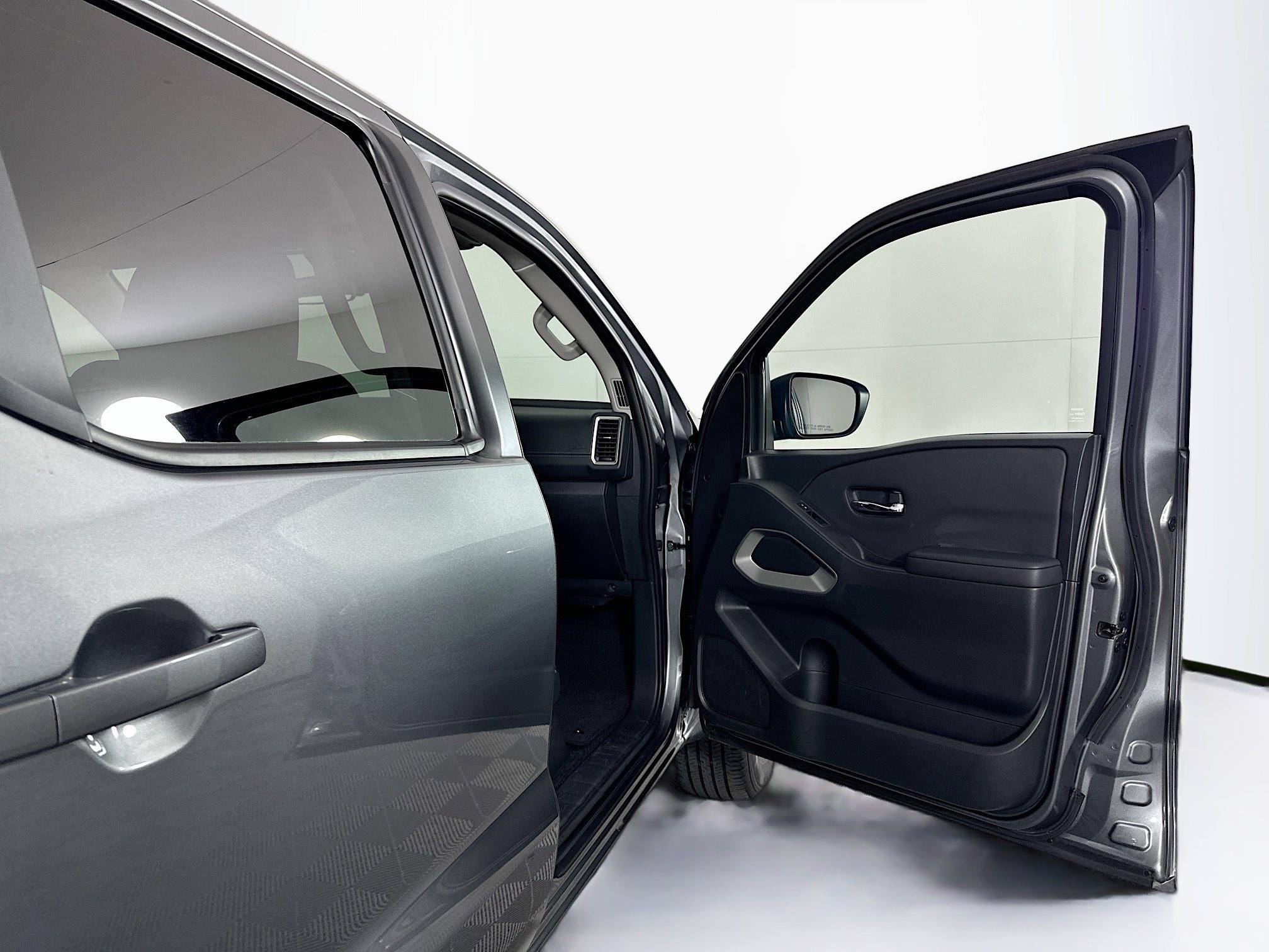 Used 2024 Nissan Frontier SV image 29