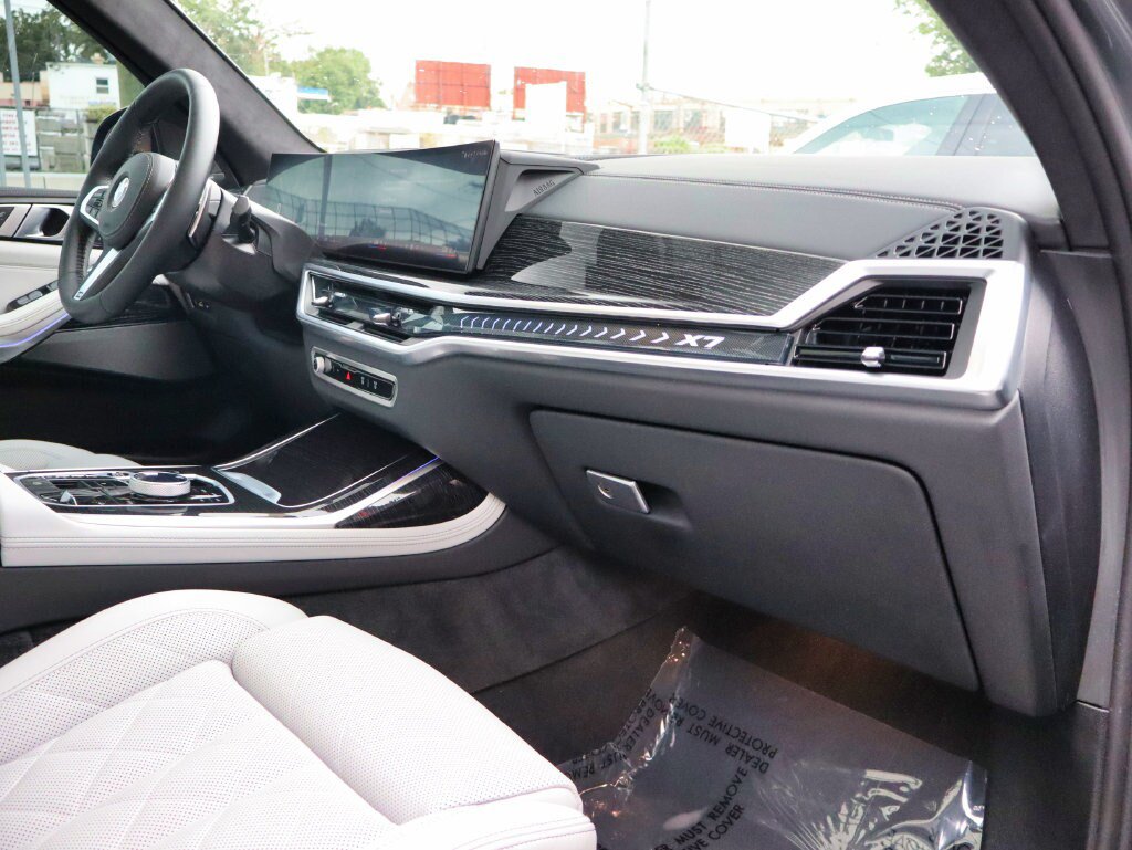 Used 2025 BMW X7 xDrive40i w/ M Sport Package AWD/4WD image 23