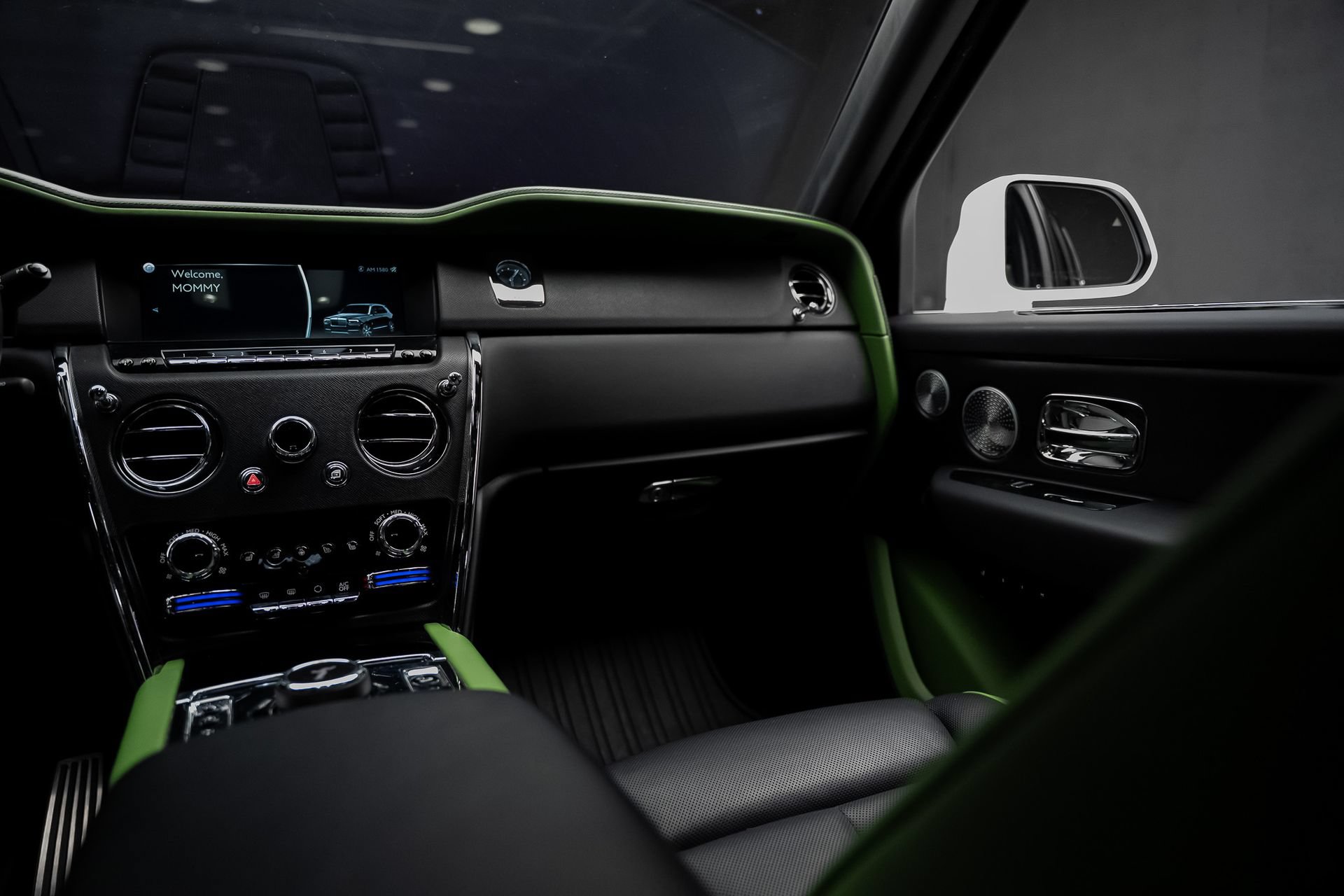 Used 2024 Rolls-Royce Cullinan w/ Cullinan Package AWD/4WD image 43