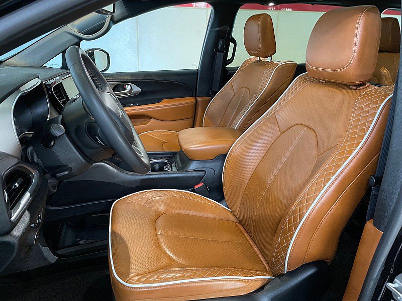 Used 2025 Chrysler Pacifica Pinnacle FWD image 9