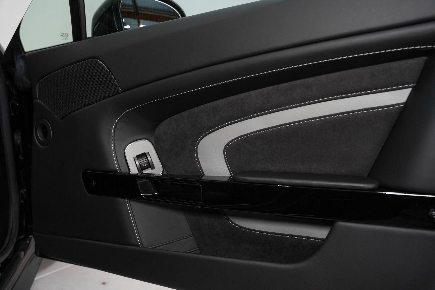 Used 2017 Aston Martin V12 Vantage S RWD image 34