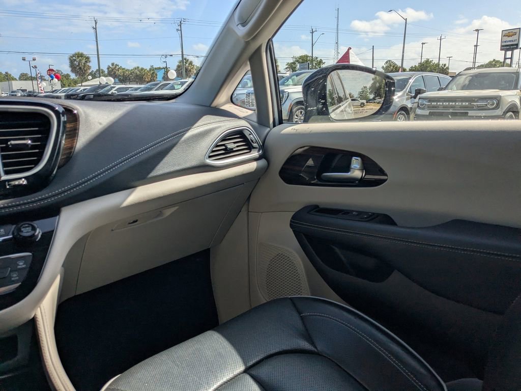 Used 2023 Chrysler Pacifica Limited FWD image 16