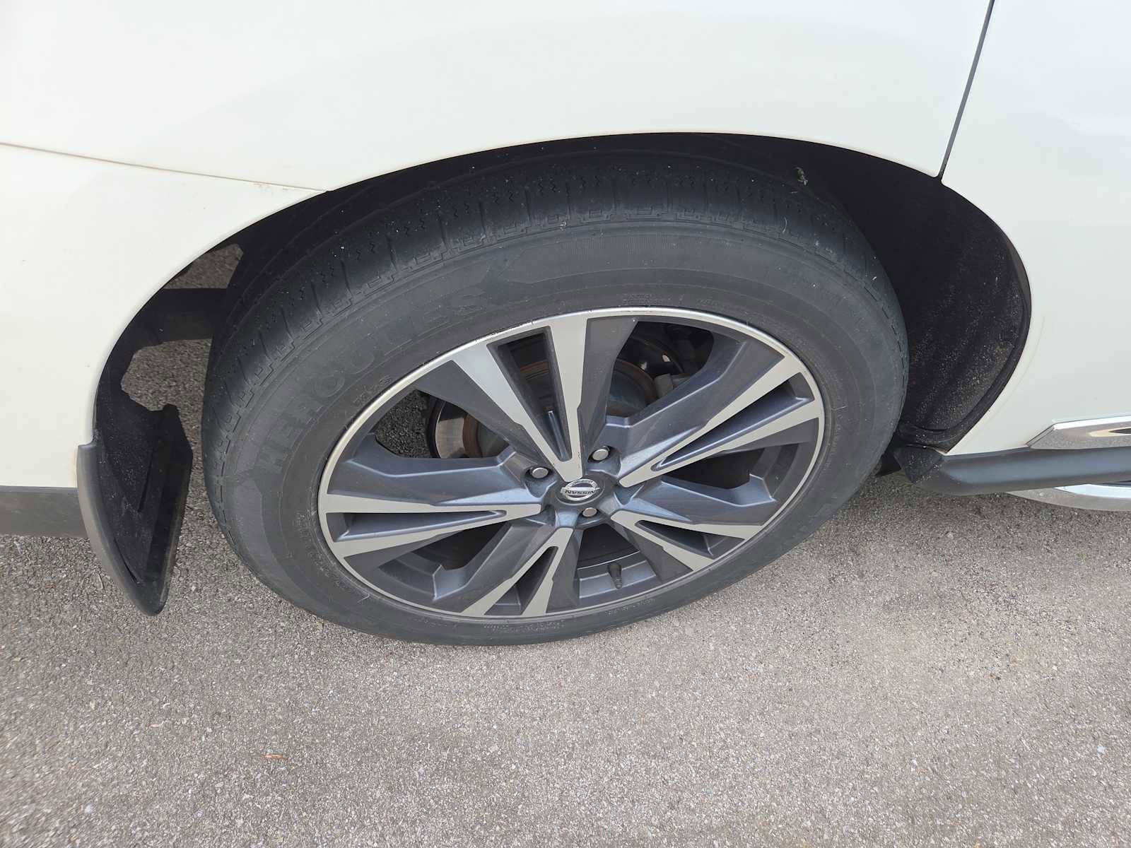 Used 2020 Nissan Pathfinder Platinum image 4