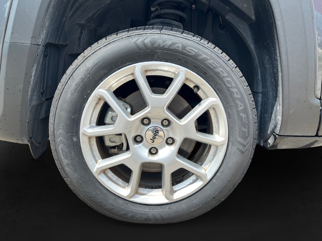 Used 2023 Jeep Renegade Latitude AWD/4WD image 12