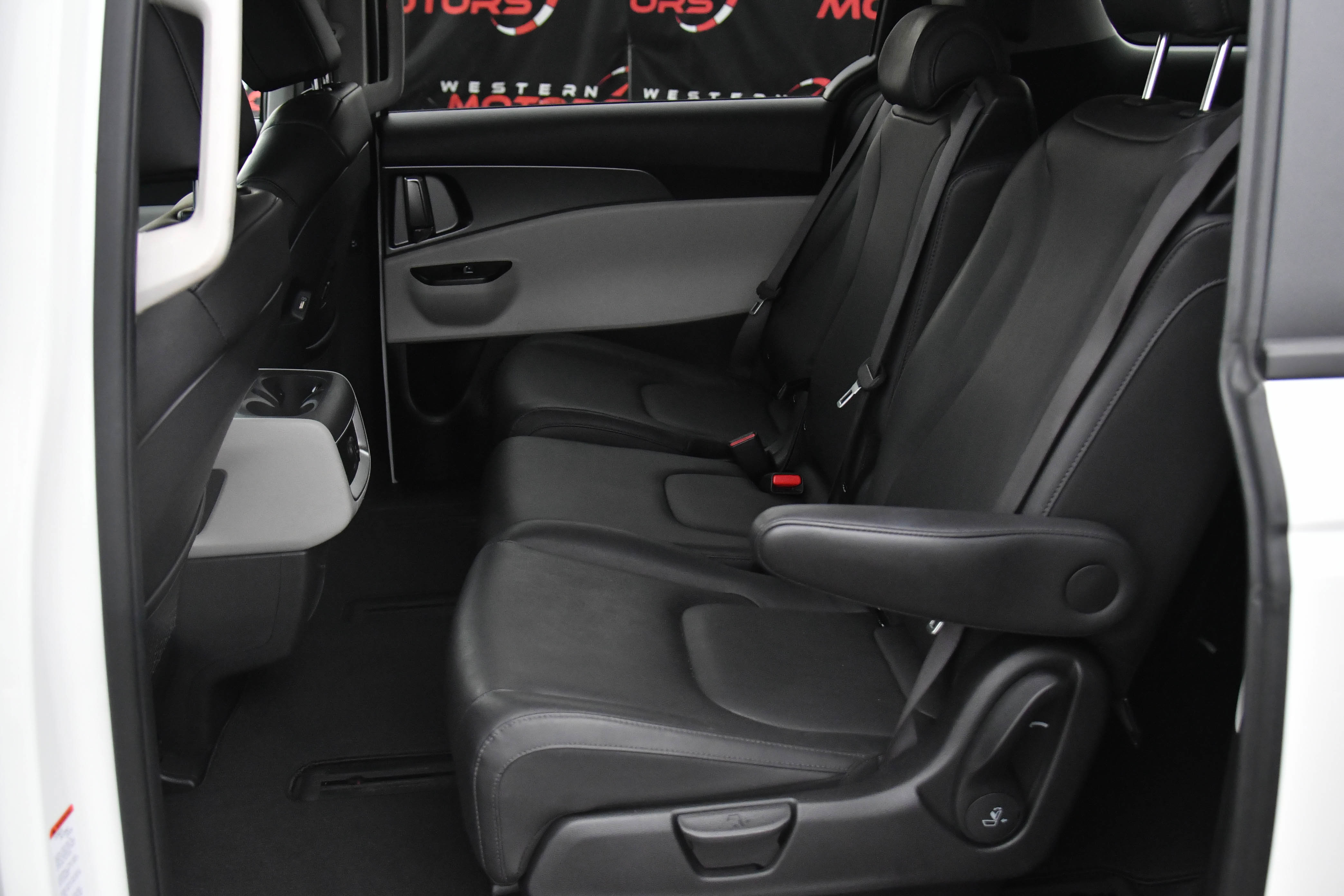 Used 2024 Kia Carnival LX image 35