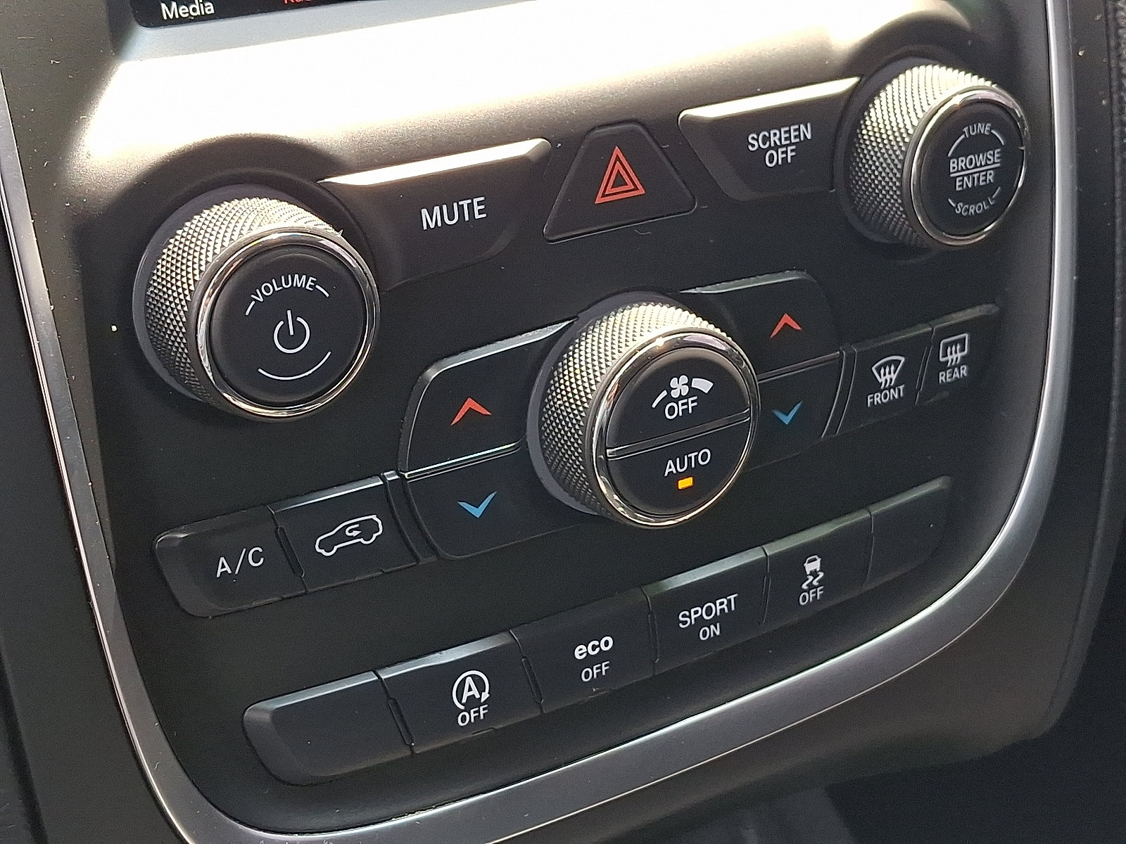 Used 2019 Dodge Durango SXT w/ 3rd Row Seating Group AWD/4WD image 16