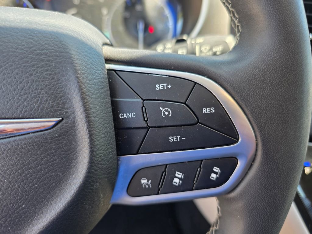 Used 2024 Chrysler Pacifica Touring-L FWD image 24