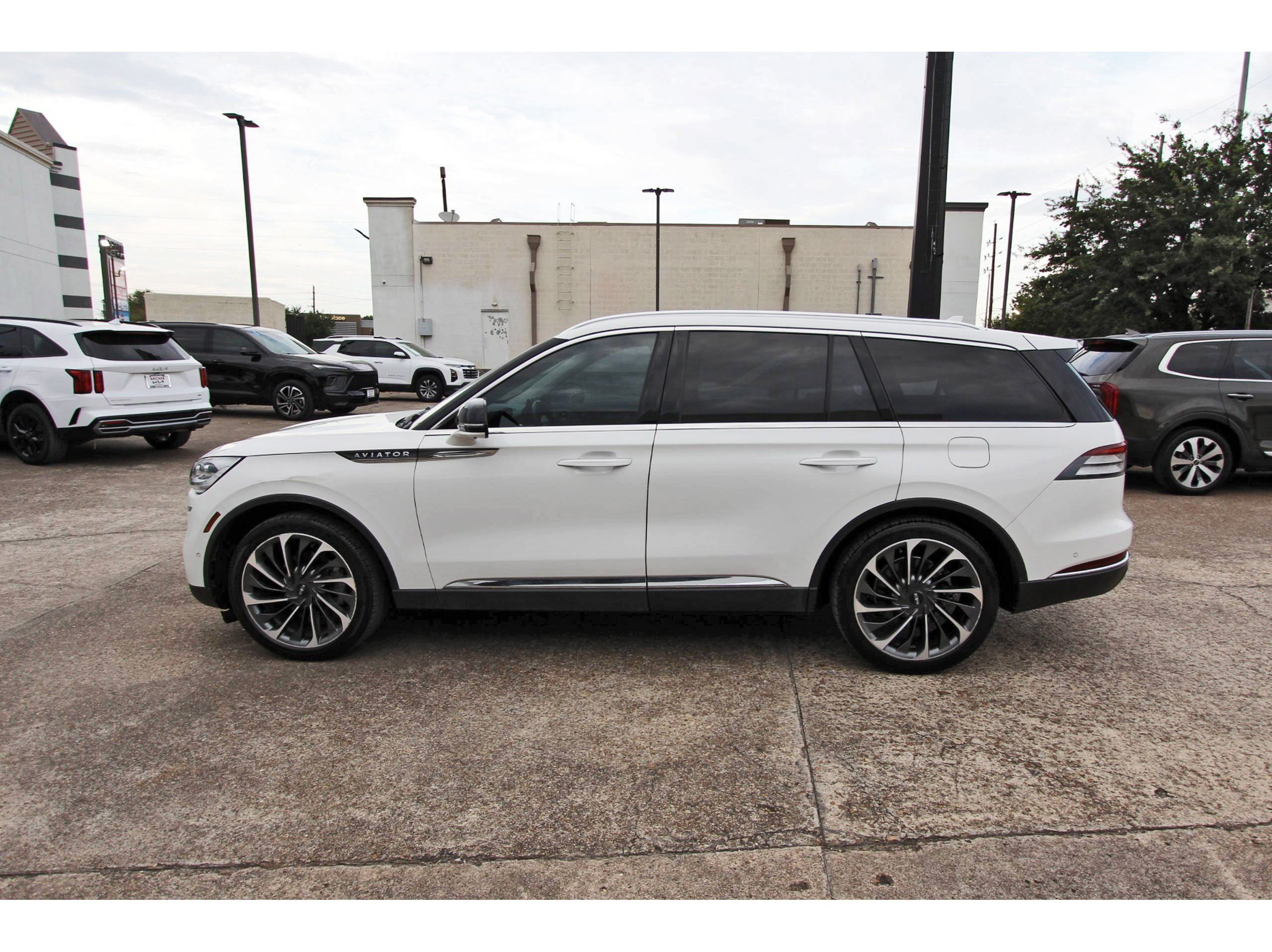 Used 2022 Lincoln Aviator Reserve w/ Equipment Group 201A RWD image 4