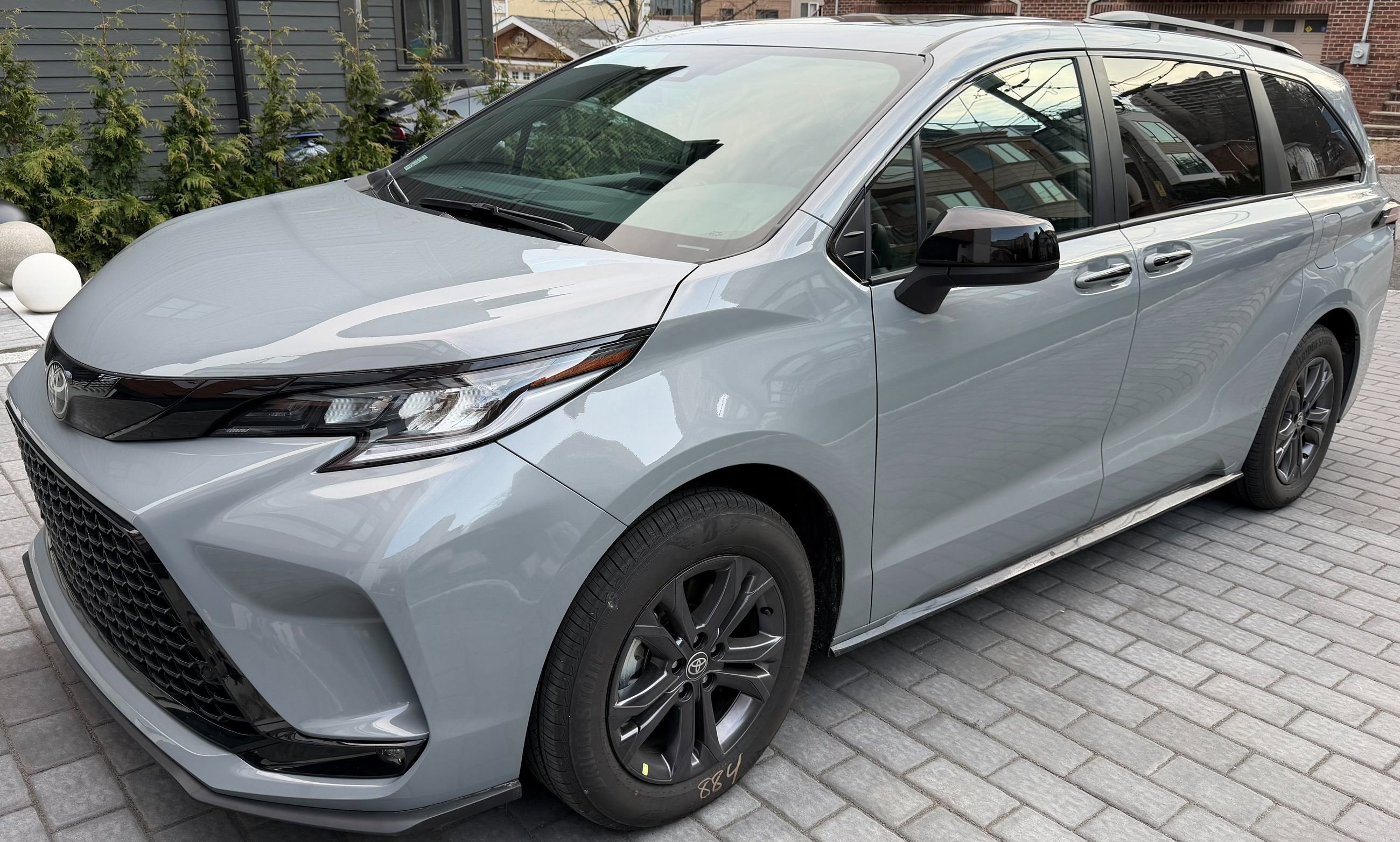 Used 2026 Toyota Sienna XSE image 2