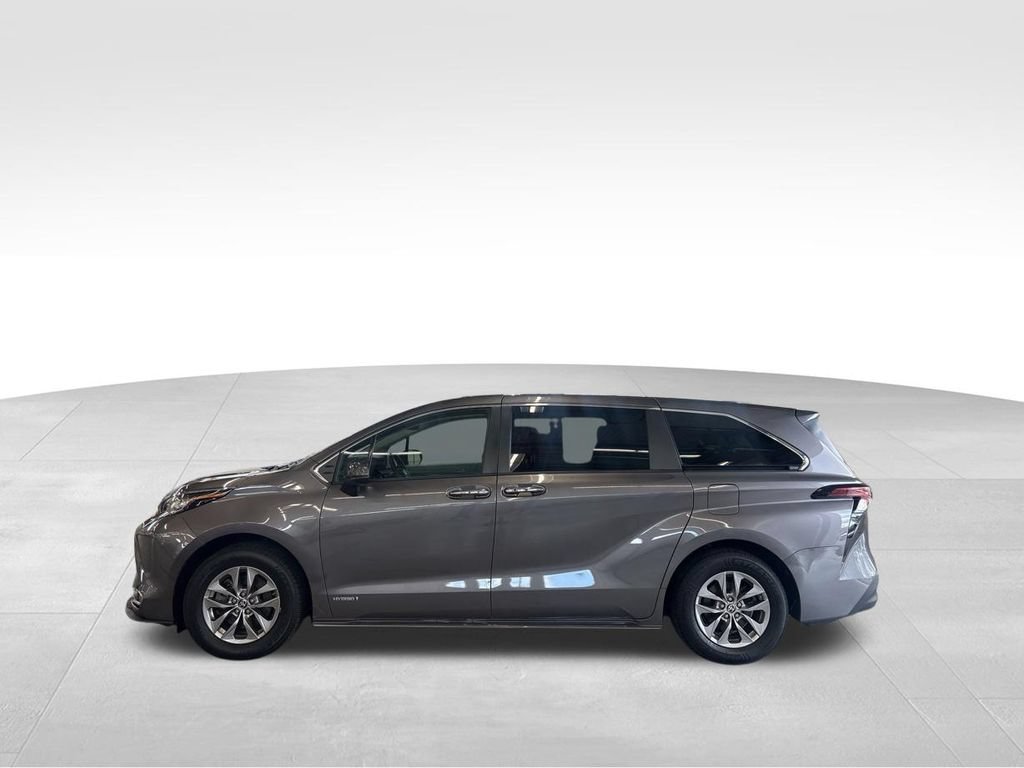 Used 2021 Toyota Sienna XLE AWD/4WD image 3