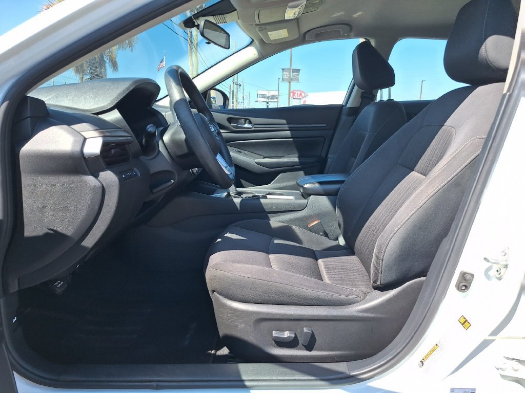 Used 2025 Nissan Altima 2.5 SV FWD image 11