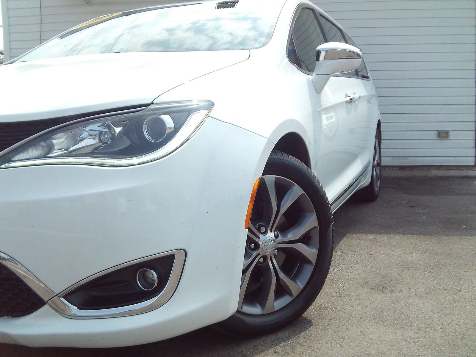 Used 2019 Chrysler Pacifica Limited w/ Tire & Wheel Group FWD image 2