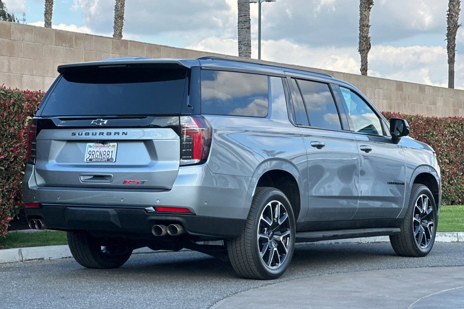 Certified 2025 Chevrolet Suburban RST image 4