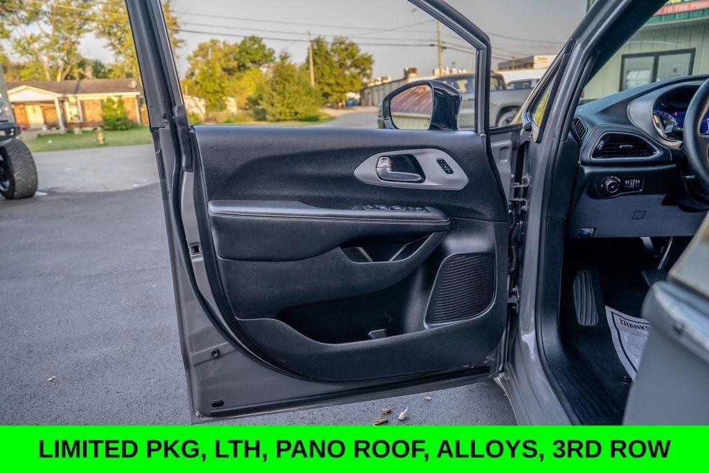 Used 2025 Chrysler Pacifica Limited FWD image 11