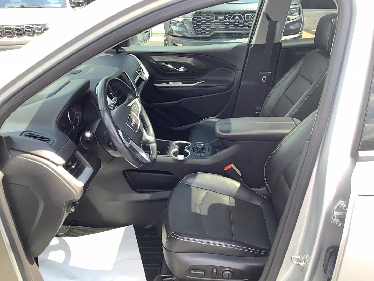 Used 2022 GMC Terrain SLT w/ Infotainment Package II AWD/4WD image 9