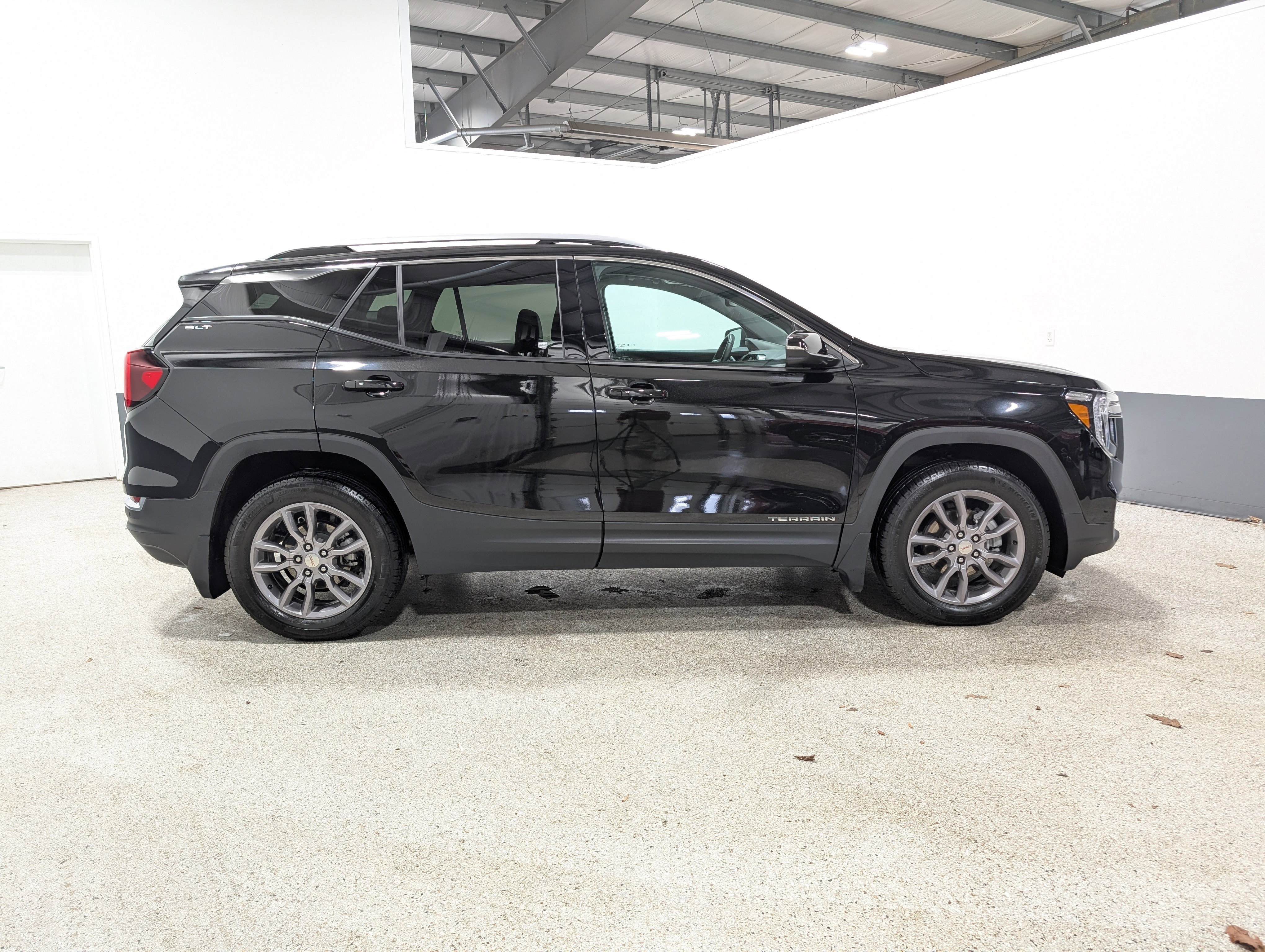 Used 2023 GMC Terrain SLT w/ Infotainment Package II image 2