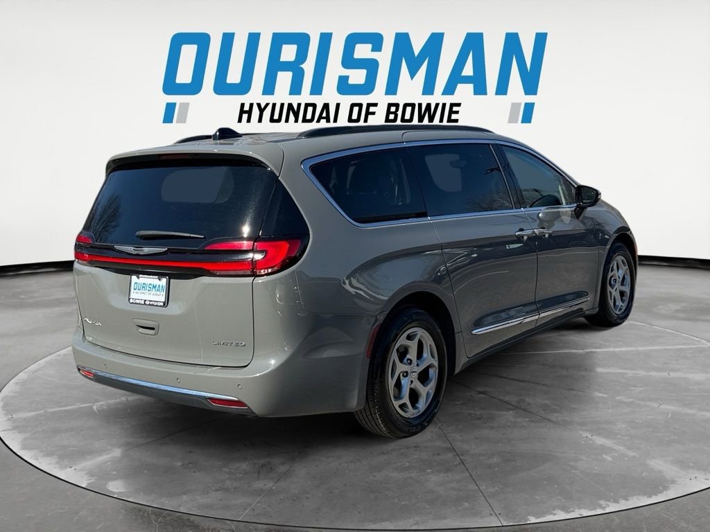Used 2023 Chrysler Pacifica Limited image 3