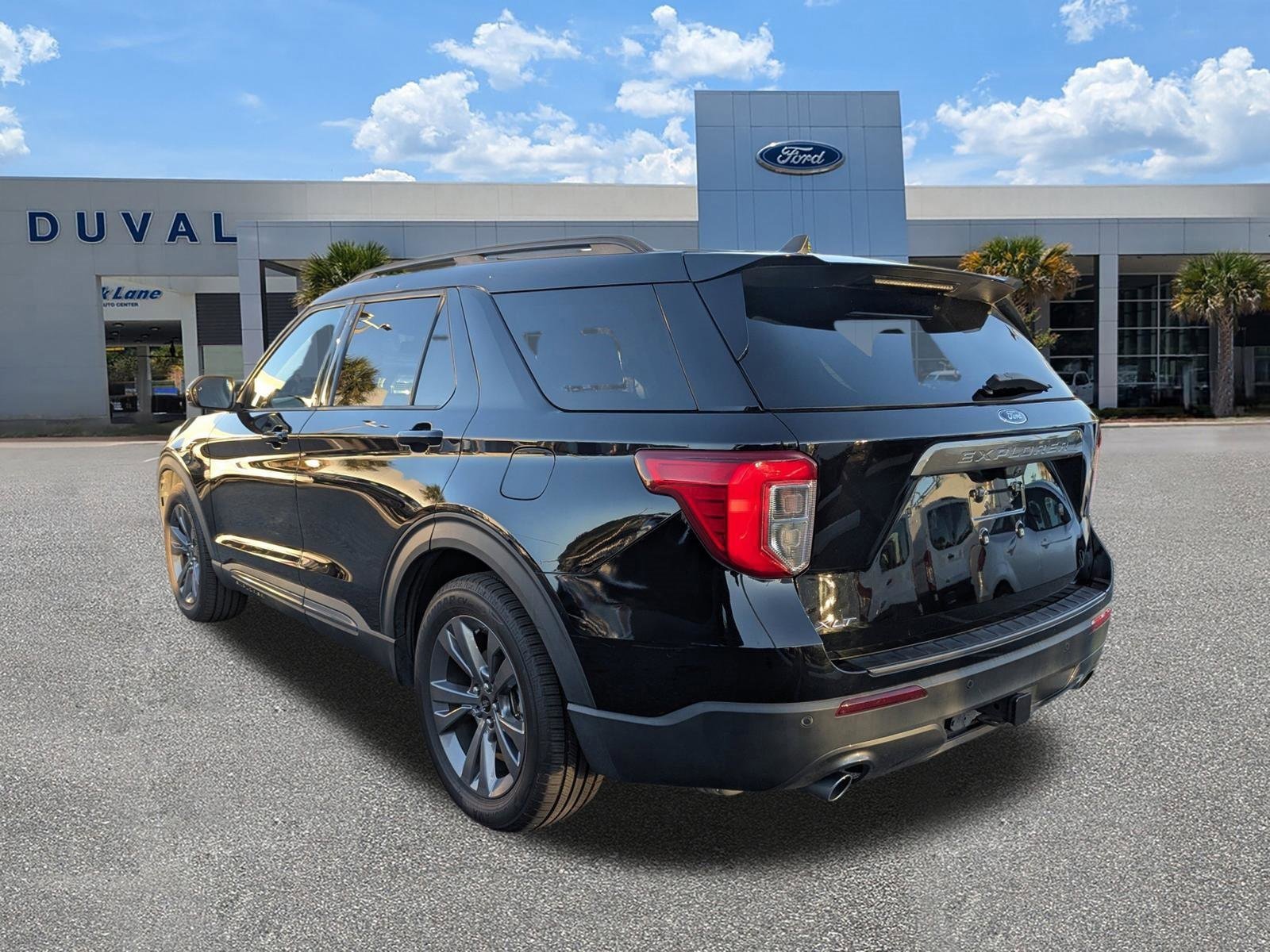 Used 2022 Ford Explorer XLT w/ Equipment Group 202A image 6