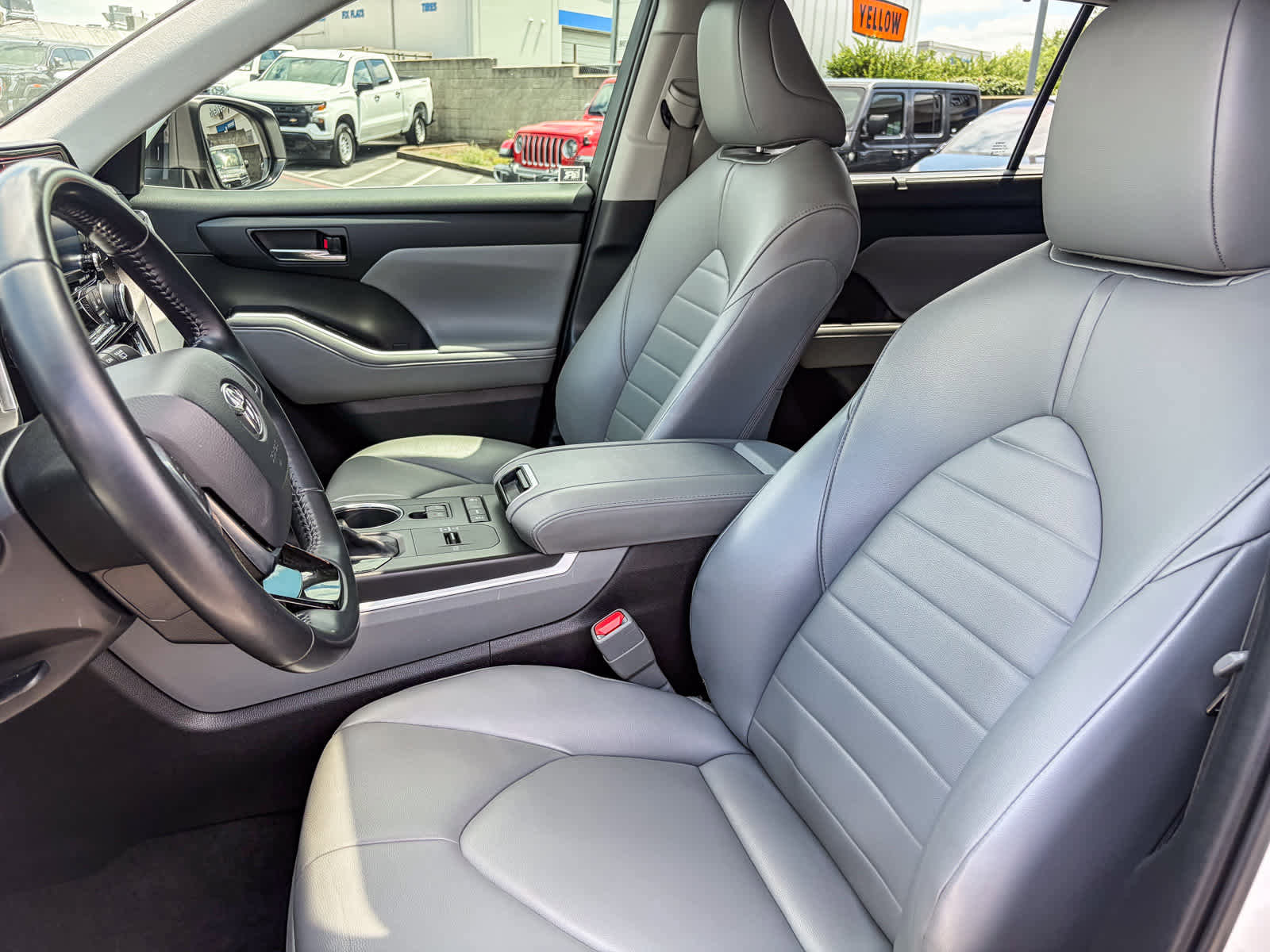 Used 2021 Toyota Highlander XLE FWD image 17