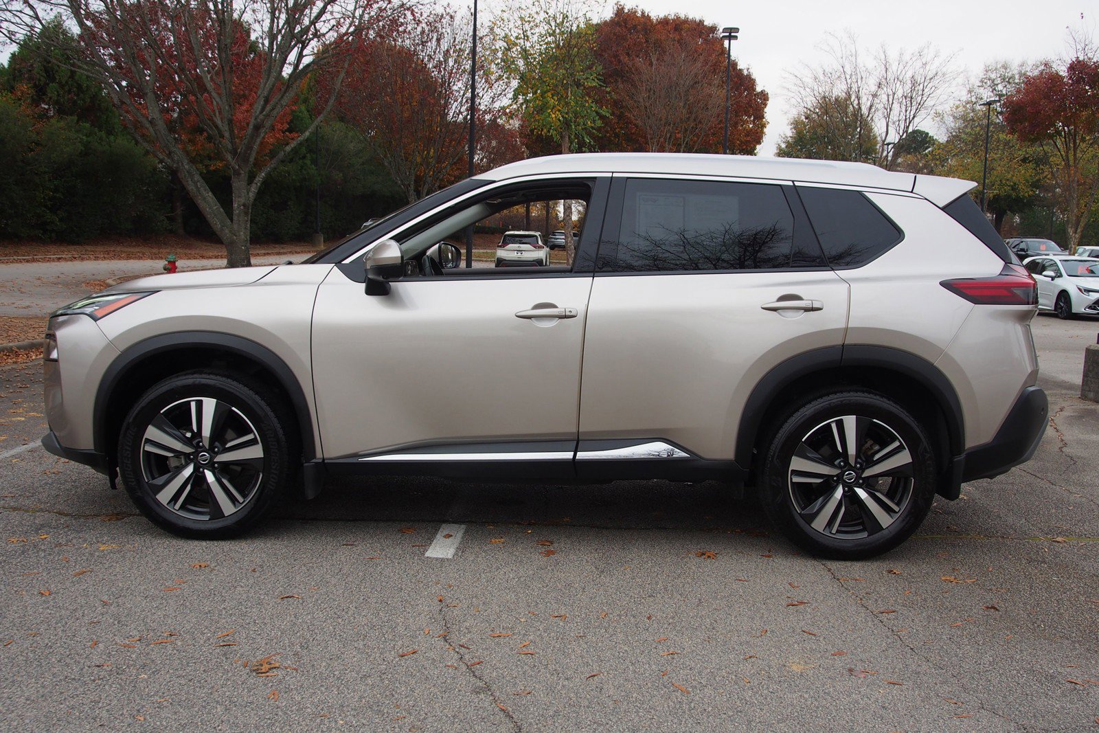 Used 2021 Nissan Rogue SL w/ Premium Package image 4