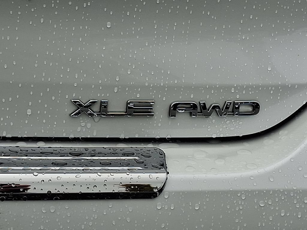 Used 2023 Toyota Highlander XLE AWD/4WD image 11
