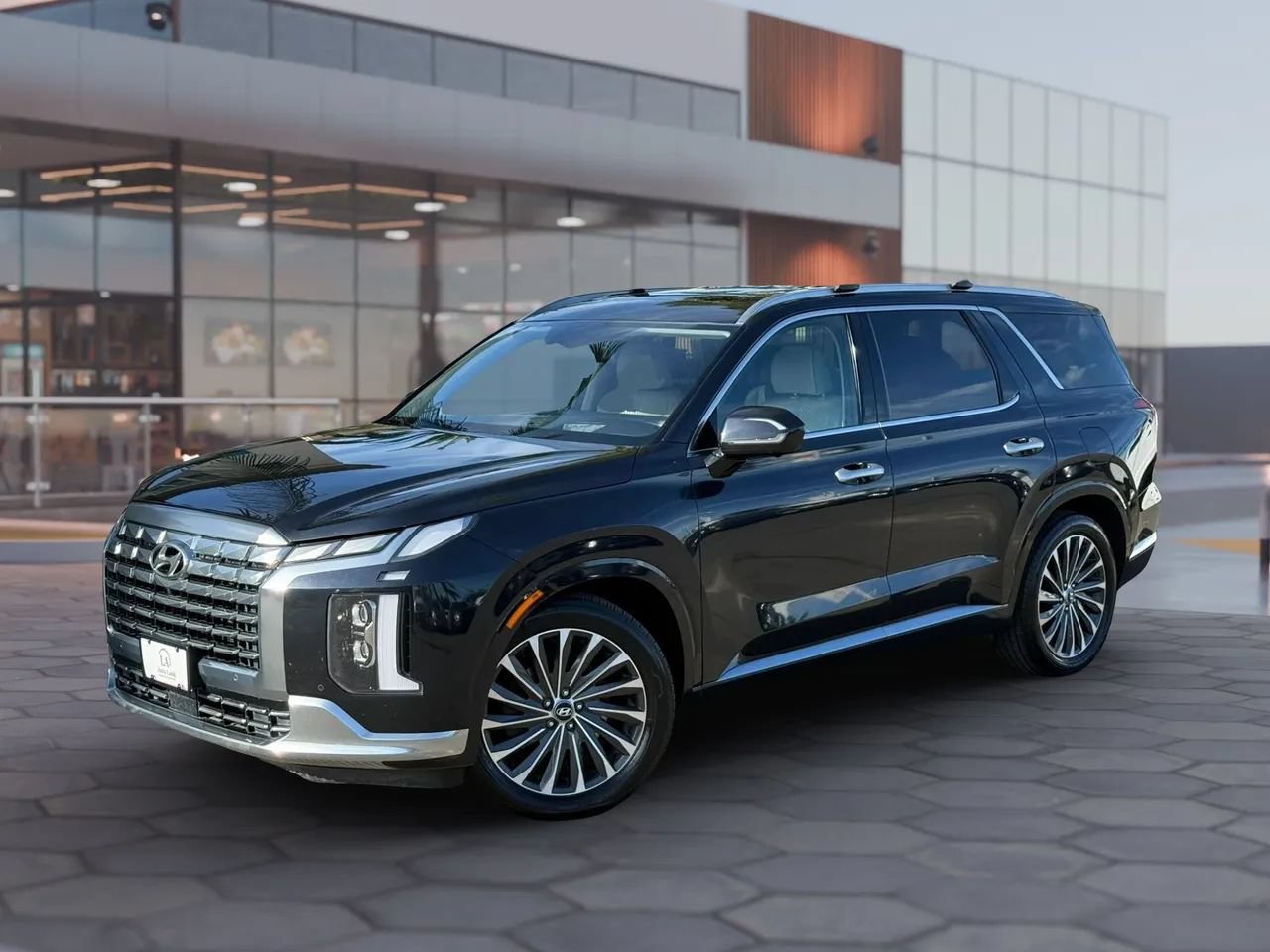 Used 2023 Hyundai Palisade Calligraphy FWD image 2