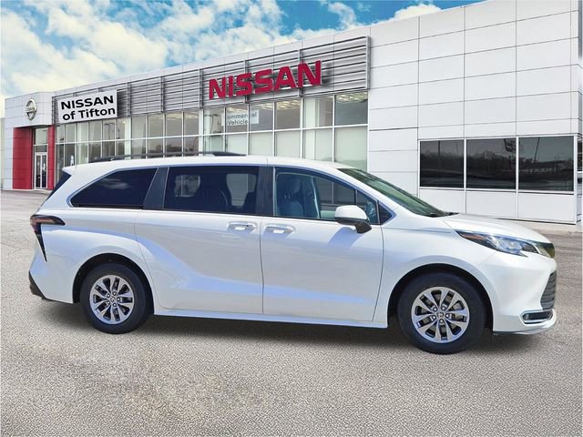 Used 2023 Toyota Sienna XLE image 3