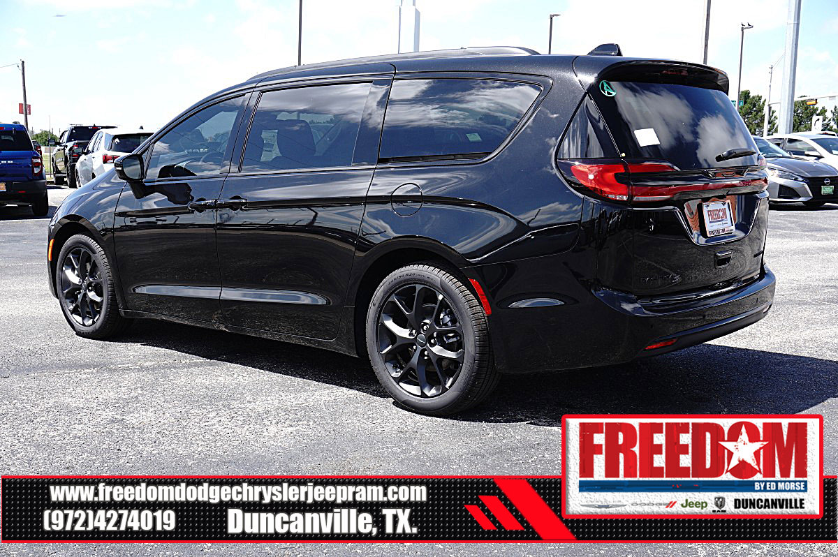 New 2027 Chrysler Pacifica Limited FWD image 3