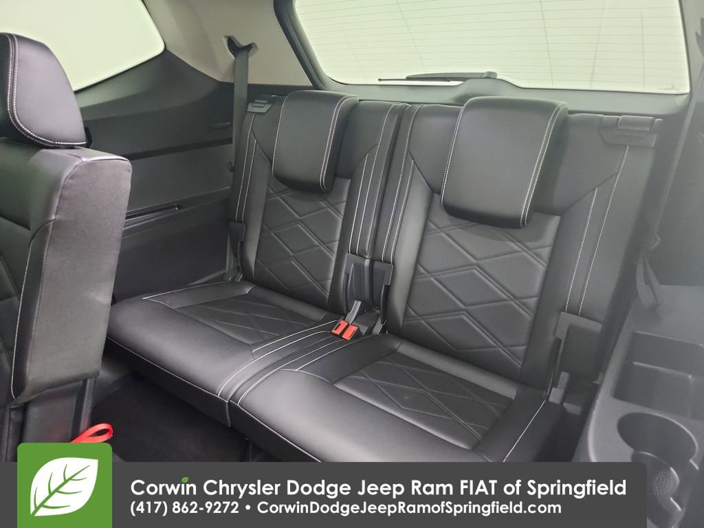 Used 2025 Volkswagen Atlas SE image 31