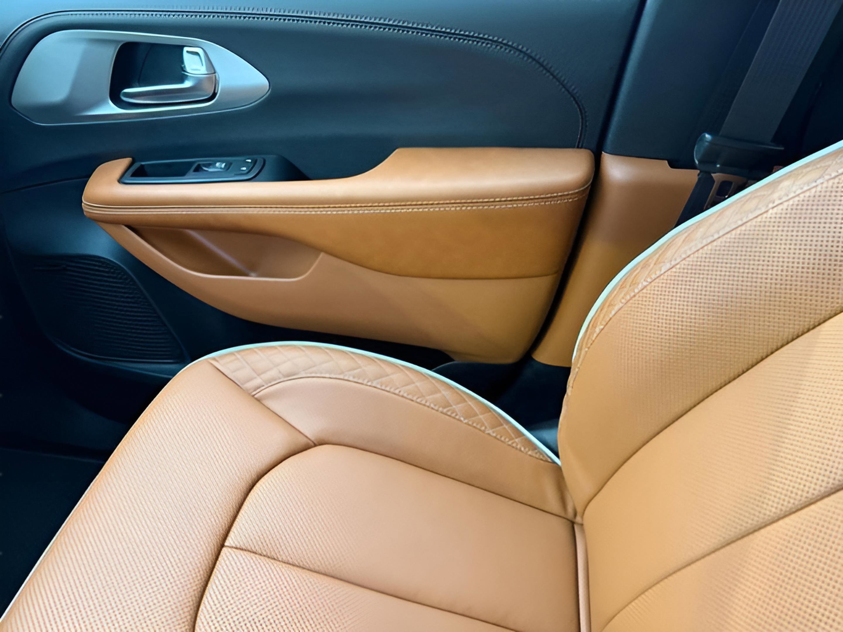 New 2026 Chrysler Pacifica Pinnacle w/ Trailer Tow Group image 30