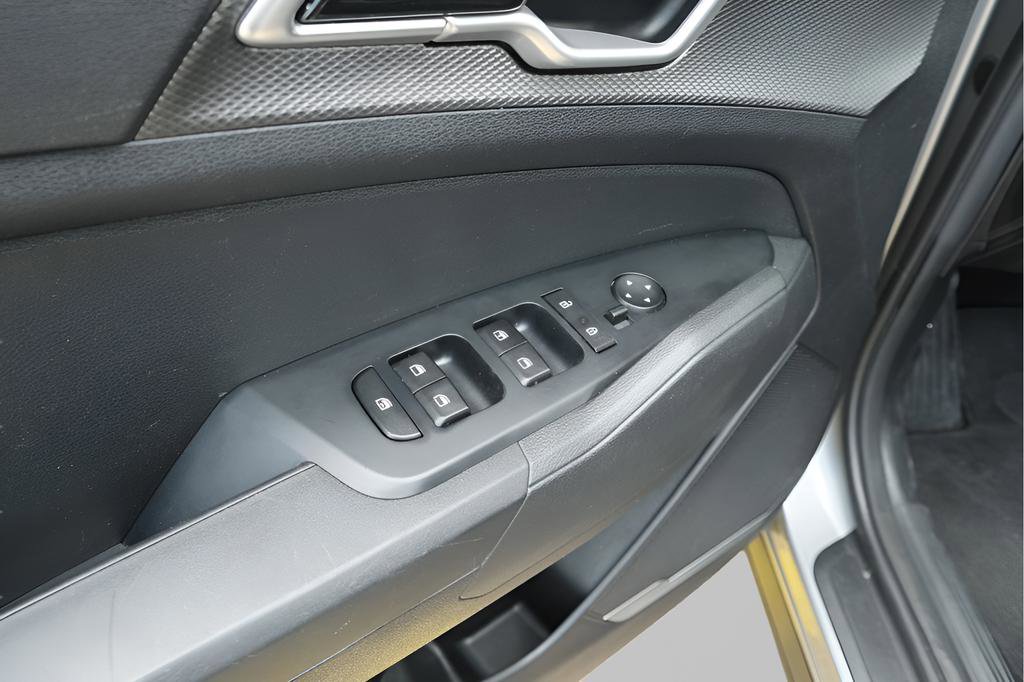 Used 2024 Kia Sportage LX image 6