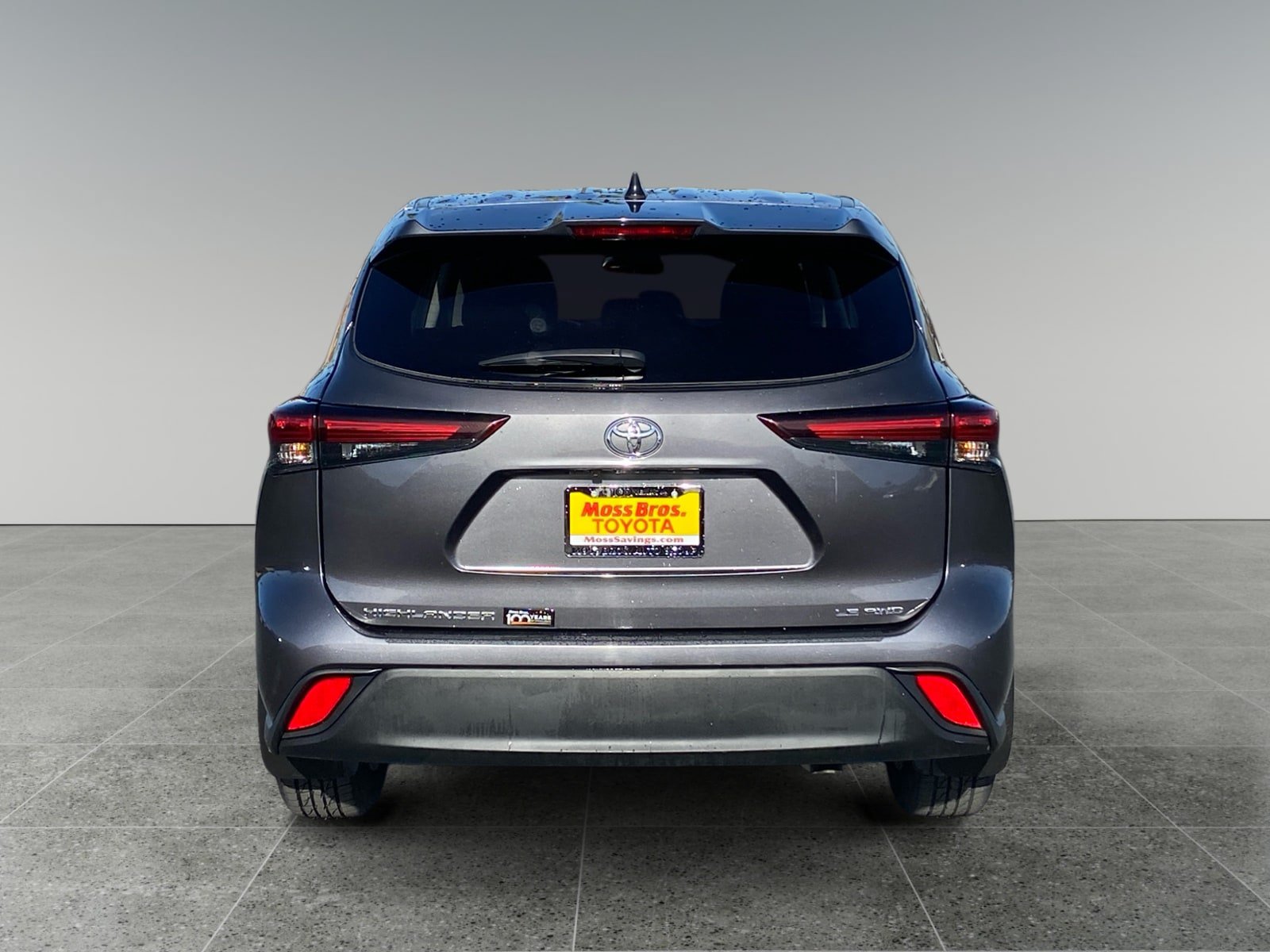 Used 2024 Toyota Highlander LE AWD/4WD image 4