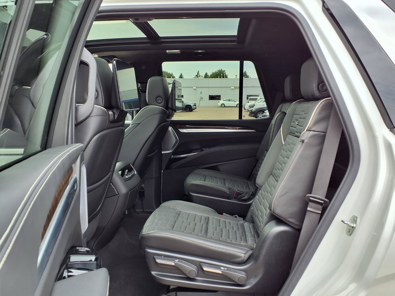 Used 2025 Cadillac Escalade Premium Luxury Platinum w/ LPO, Floor Liner Package AWD/4WD image 10