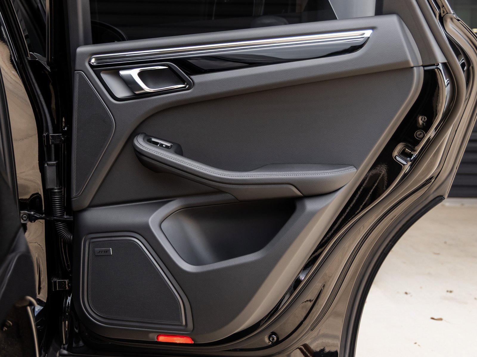 Used 2025 Porsche Macan image 36