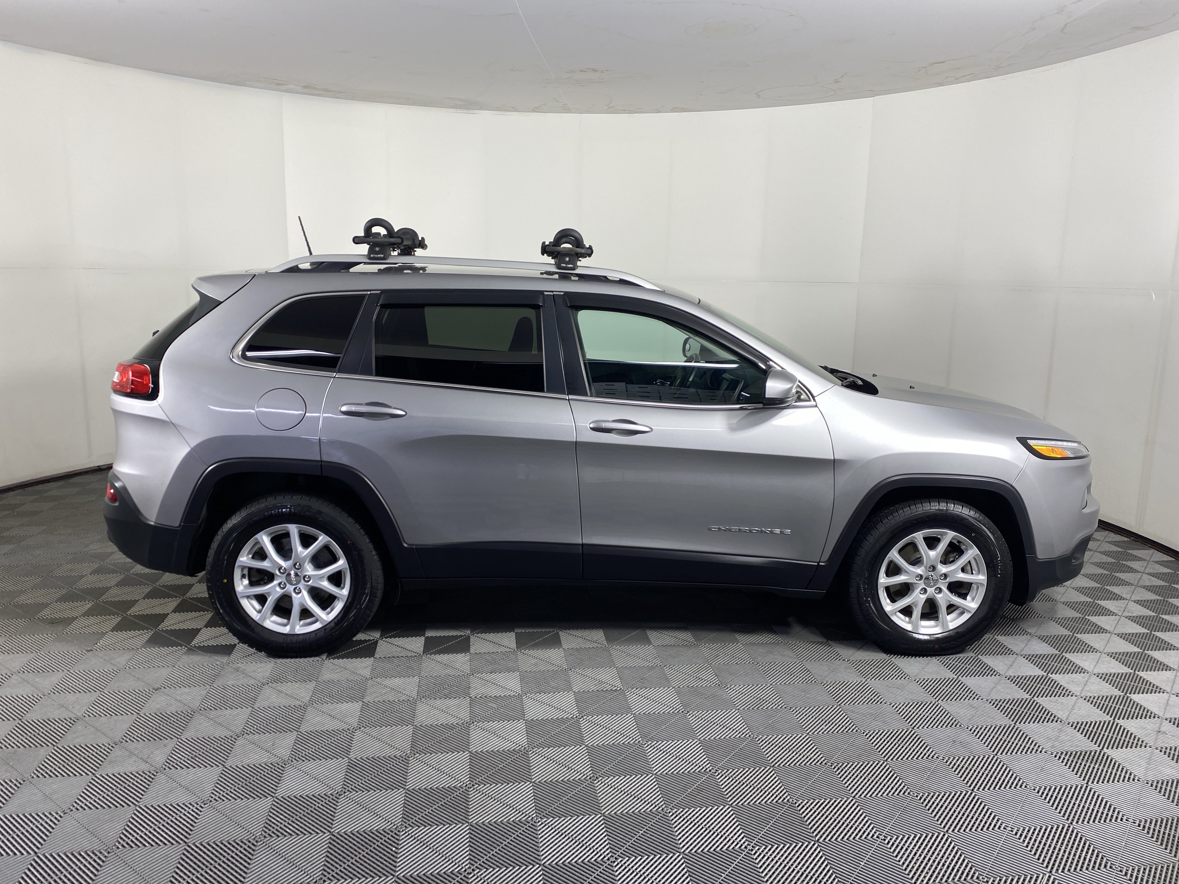 Used 2016 Jeep Cherokee Latitude w/ Safety/Convenience Group AWD/4WD image 5