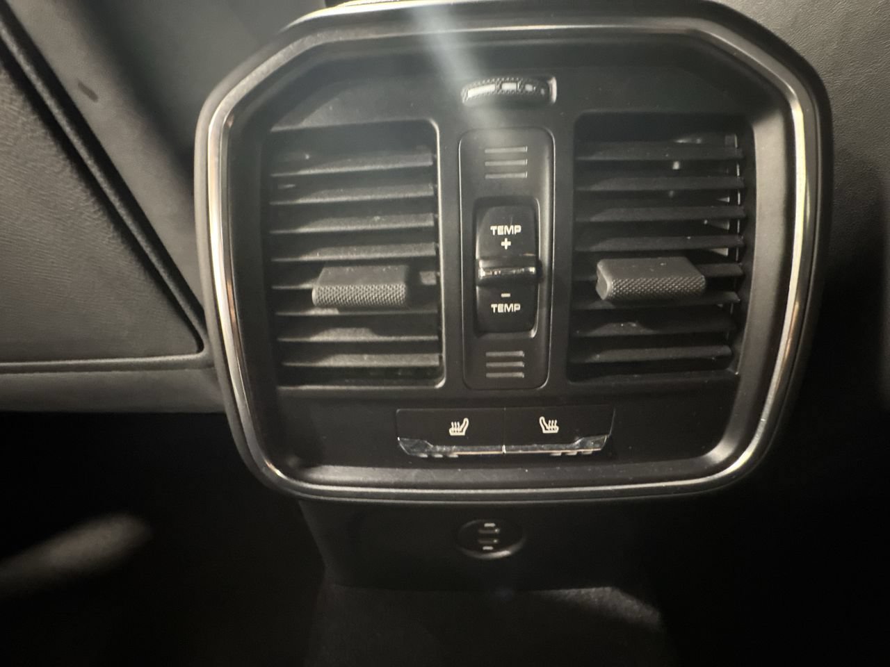Used 2024 Porsche Macan AWD/4WD image 32