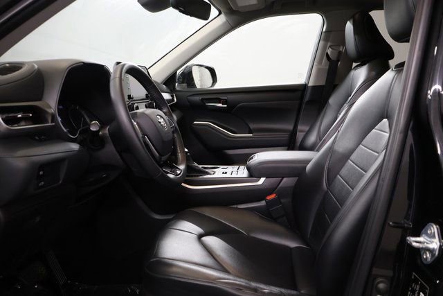 Used 2021 Toyota Highlander XLE AWD/4WD image 11