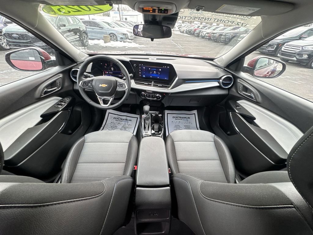 Used 2025 Chevrolet Trax LT w/ LT Convenience Package FWD image 21