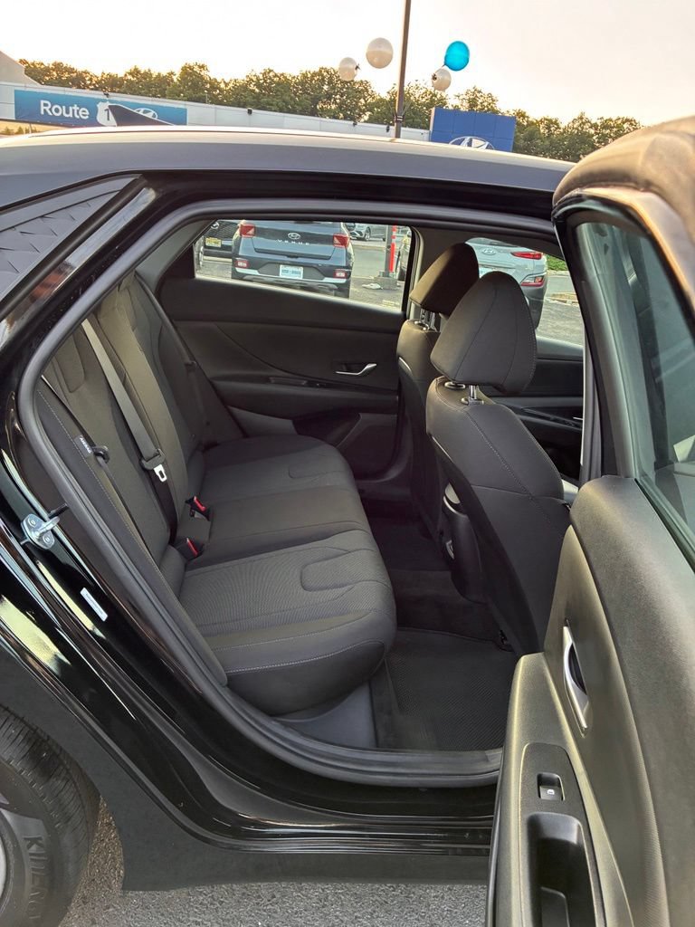 Used 2025 Hyundai Elantra SE FWD image 18