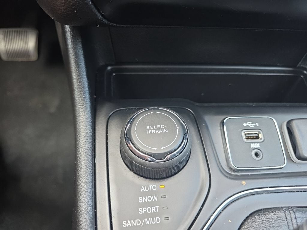 Used 2021 Jeep Cherokee Latitude AWD/4WD image 21