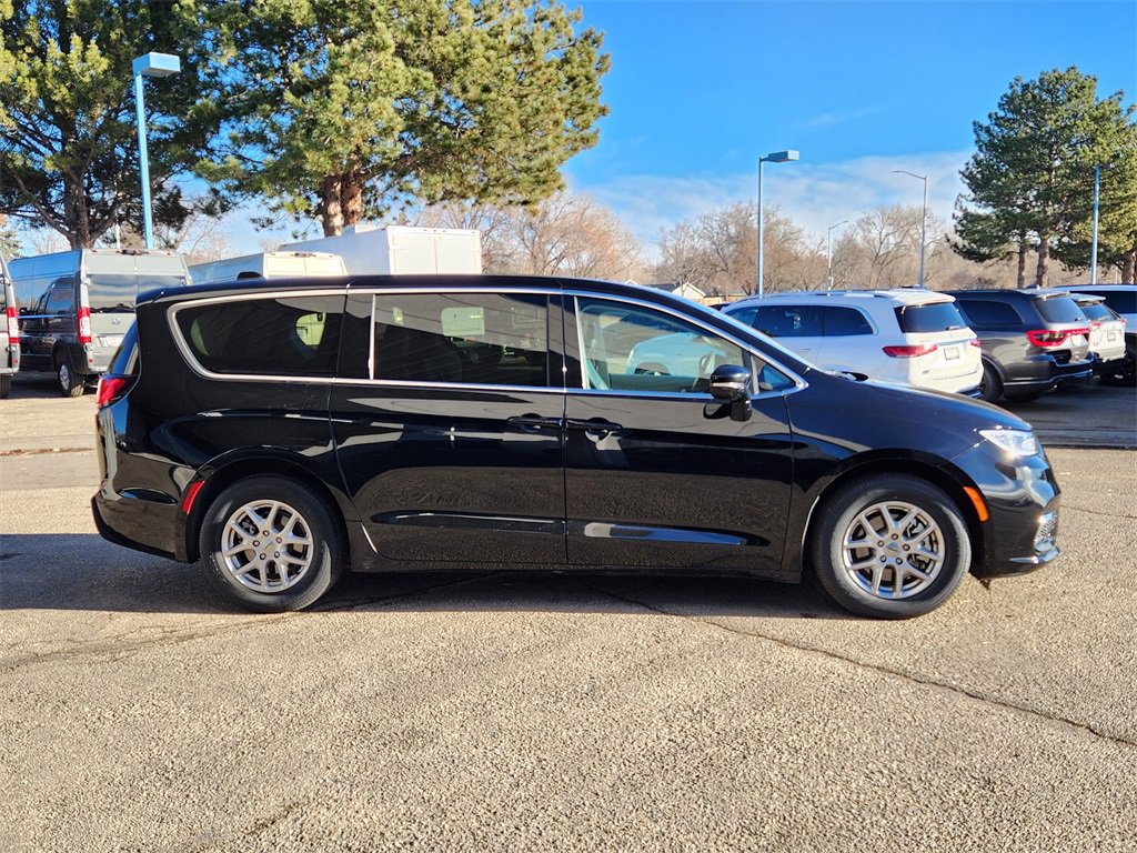Used 2024 Chrysler Pacifica Touring-L image 2