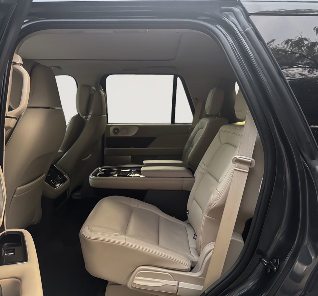 Used 2021 Lincoln Navigator Reserve w/ Luxury Package image 13