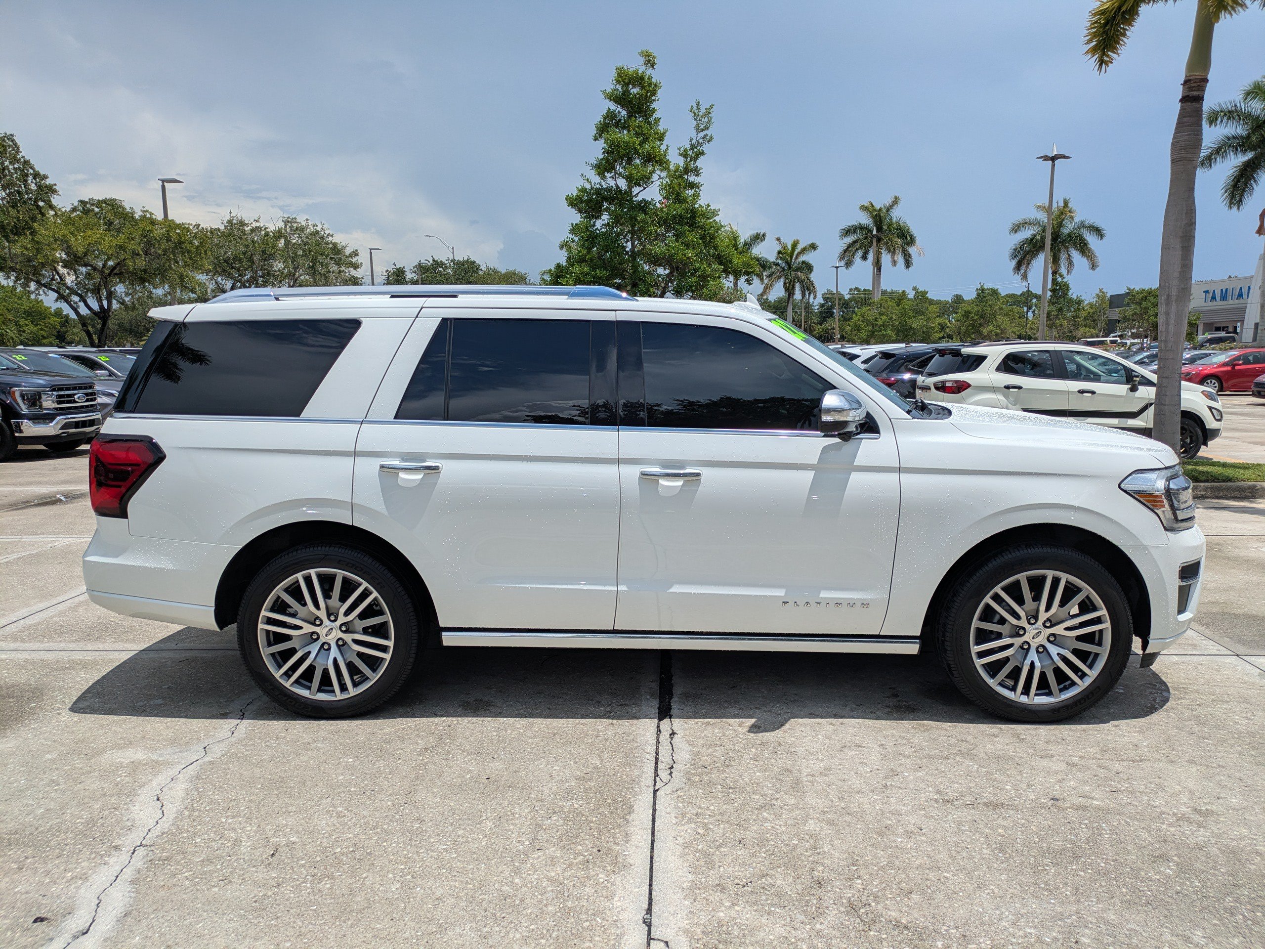 Used 2022 Ford Expedition Platinum AWD/4WD image 3