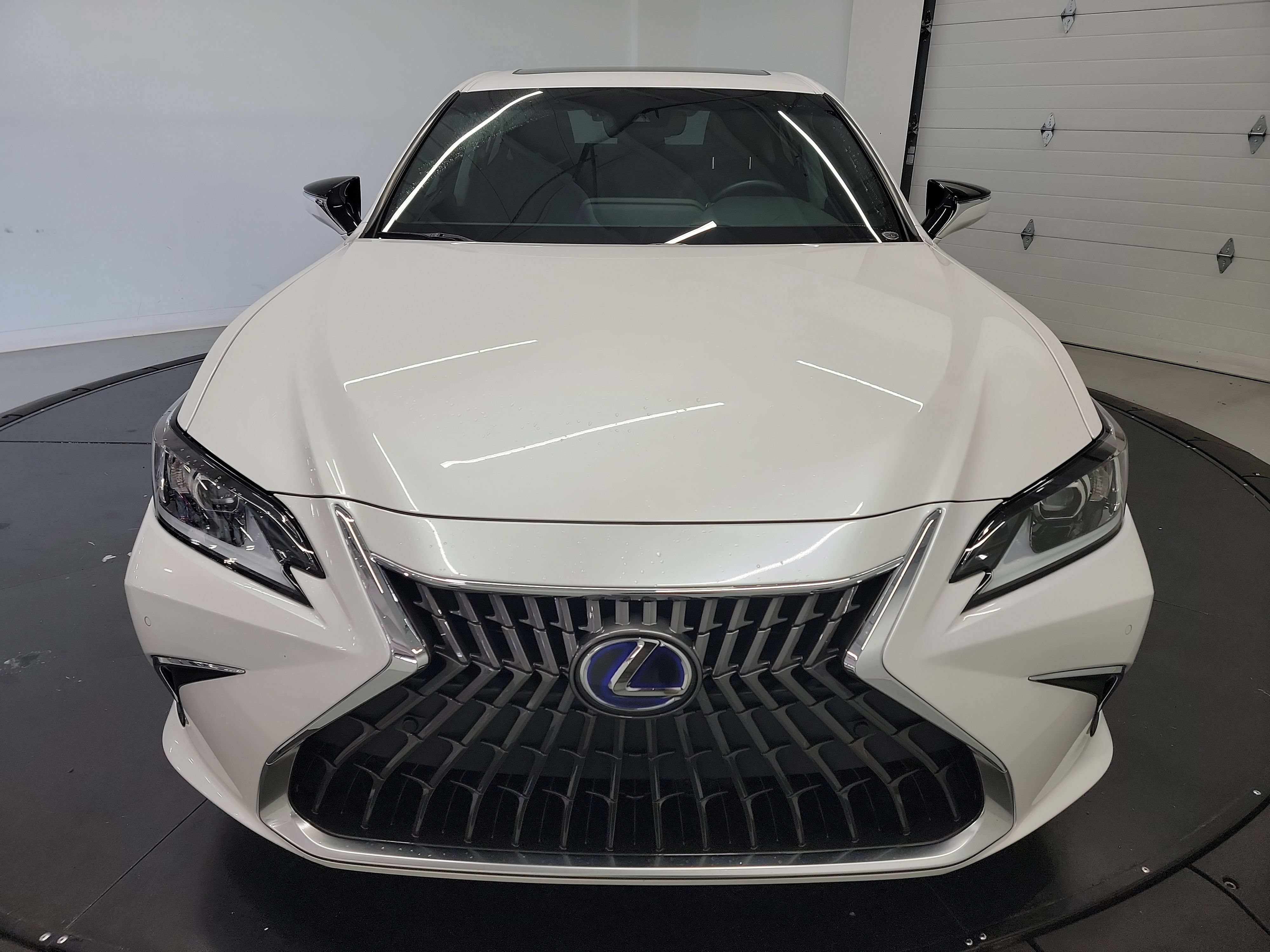 Used 2022 Lexus ES 300h w/ Premium Package FWD image 2