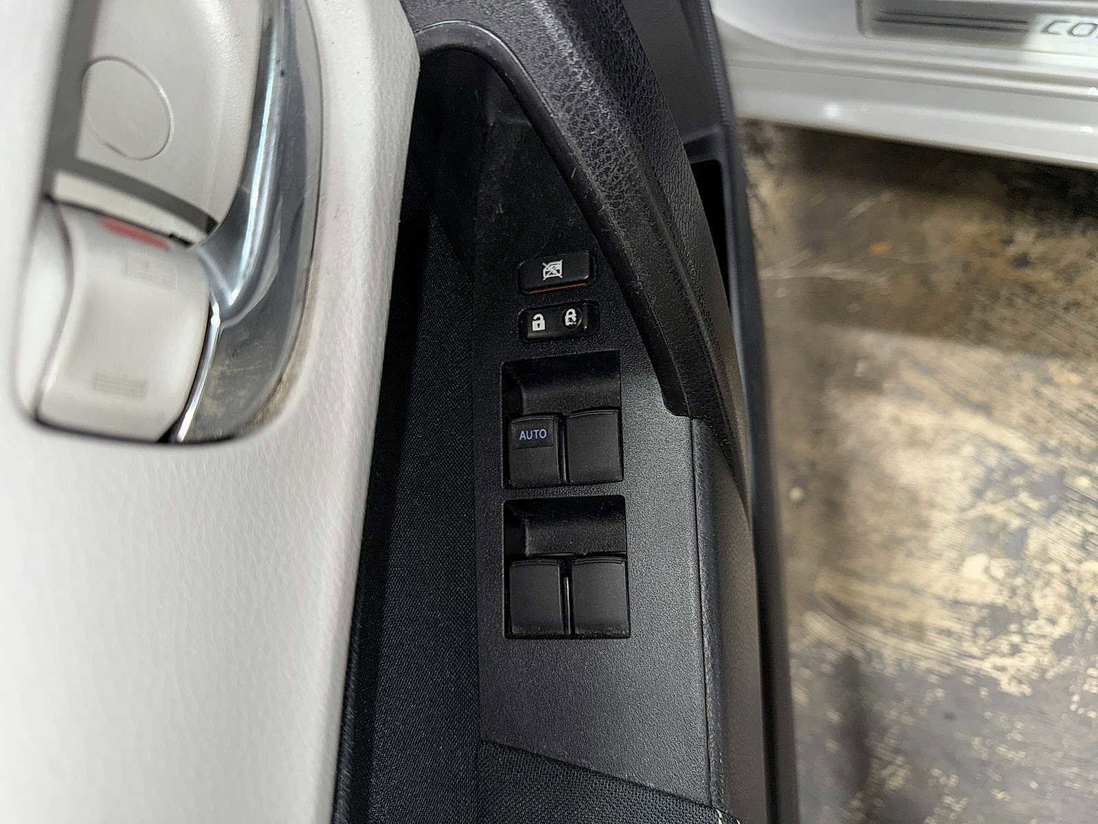 Used 2014 Toyota Corolla LE image 21