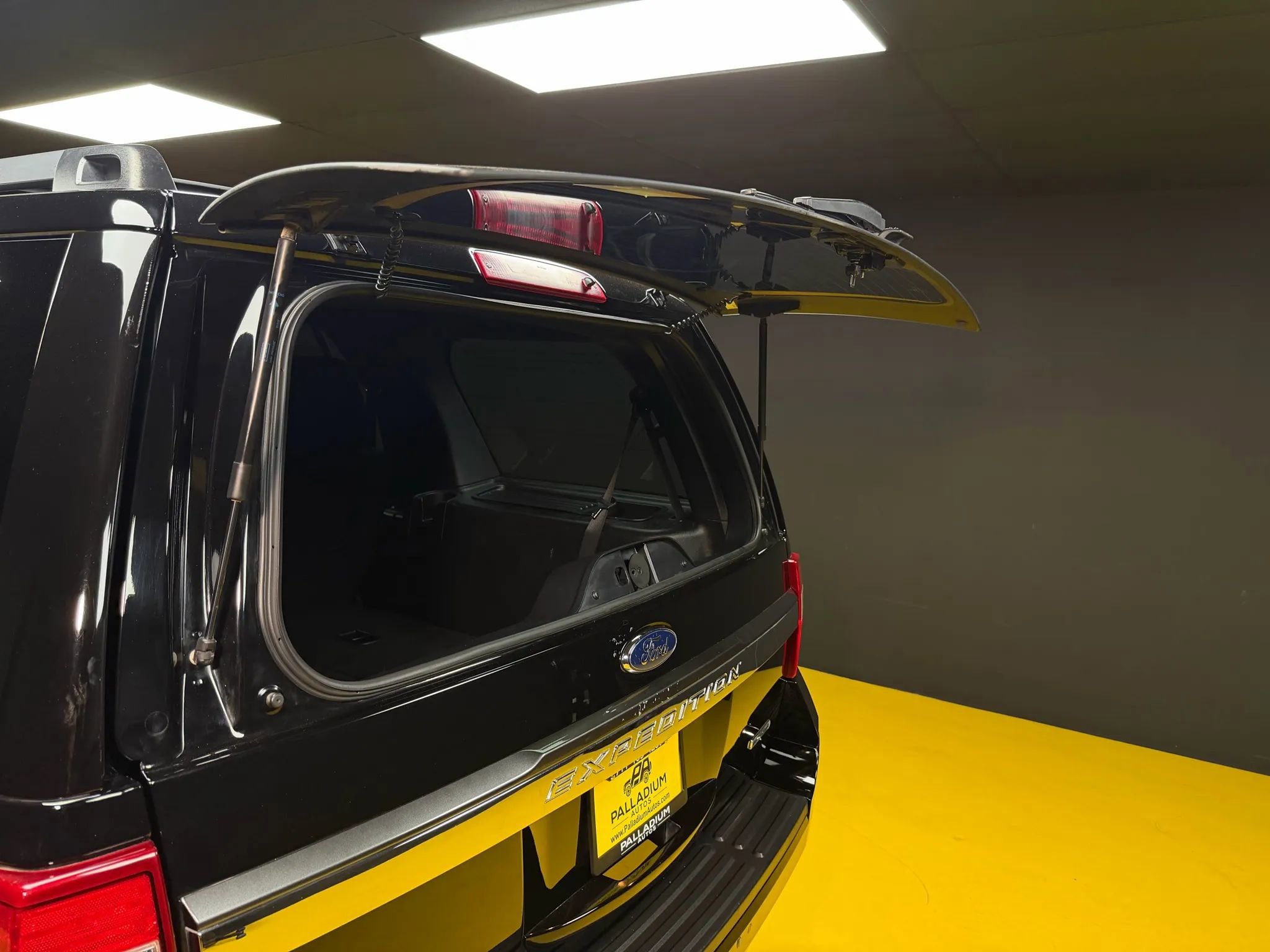 Used 2017 Ford Expedition XLT image 11