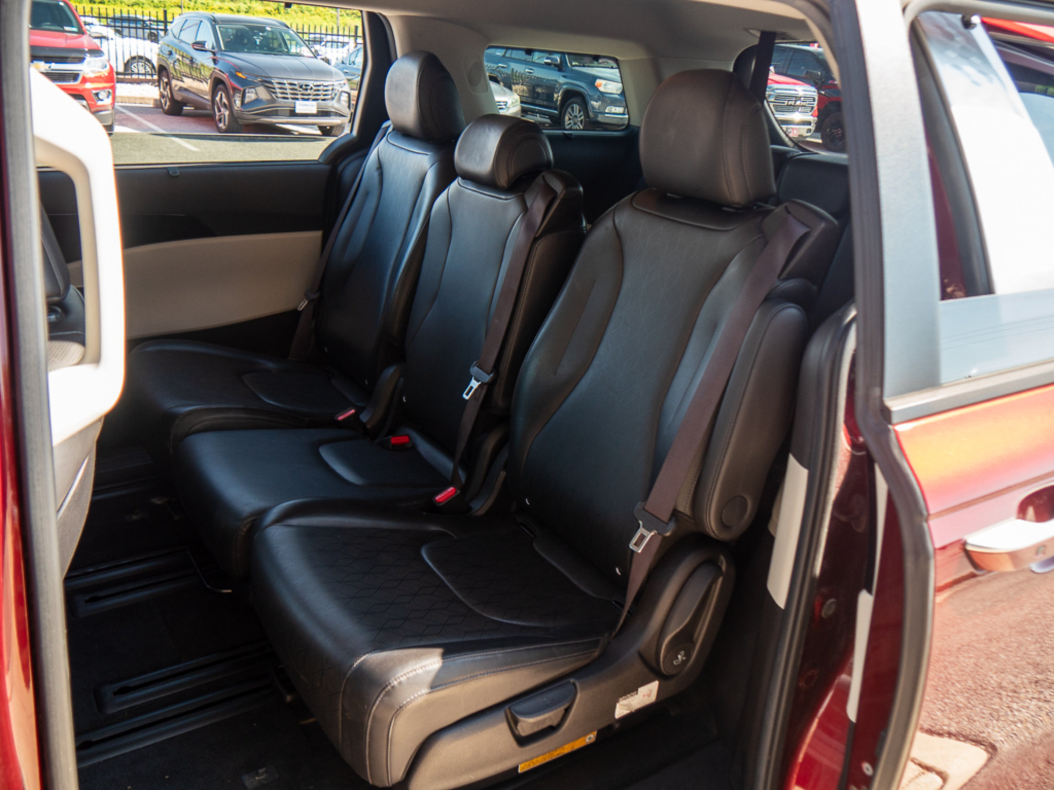 Used 2022 Kia Carnival EX FWD image 17